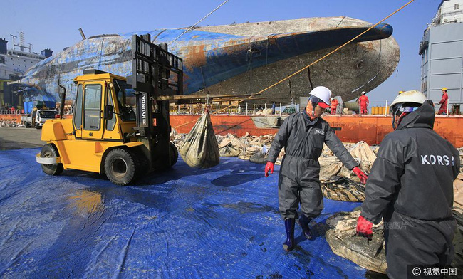 Những di vật được tìm thấy trong xác phà Sewol sau 3 năm chìm dưới đáy đại dương - Ảnh 9.