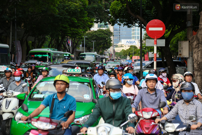 Giao thông ở Sài Gòn rối như canh hẹ sau khi phân luồng thi công nhà ga trung tâm Bến Thành - Ảnh 9.