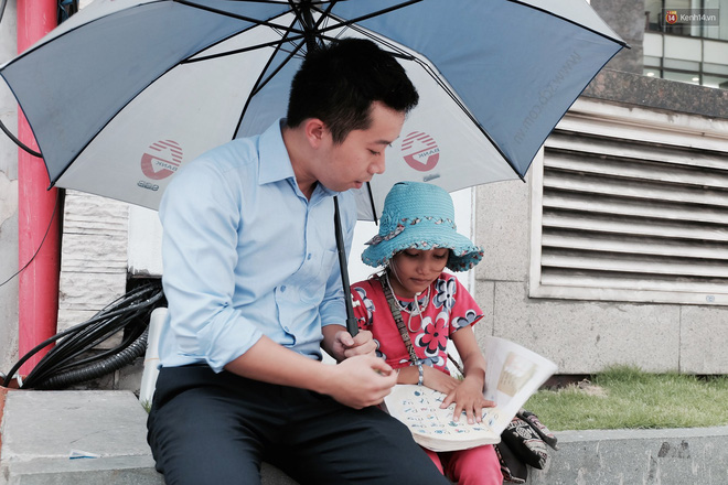 Anh nhân viên ngân hàng dành giờ nghỉ trưa mỗi ngày để dạy chữ cho cô bé vé số ngay trên vỉa hè Sài Gòn - Ảnh 9.
