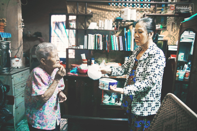 Chuyện trong chung cư Có căn nhà nằm nghe nắng mưa: Cụ bà giúp việc 60 năm ở Sài Gòn, cuối đời được người dưng chăm sóc - Ảnh 9.