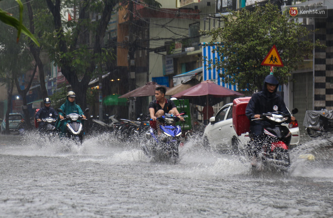 Trẻ em bơi giữa đường phố Sài Gòn sau cơn mưa lớn - Ảnh 9.