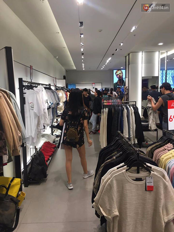 Store Zara ở Sài Gòn chật cứng người mua sắm trong ngày sale đầu tiên - Ảnh 10.