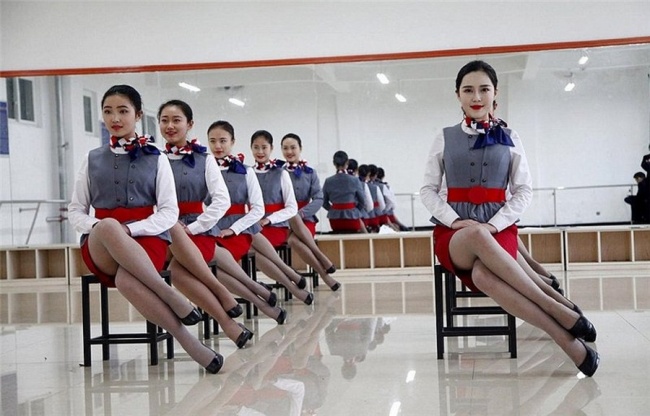 Những bài tập khó nhằn dành cho các cô gái xinh đẹp nuôi mộng làm tiếp viên hàng không ở Trung Quốc - Ảnh 9.