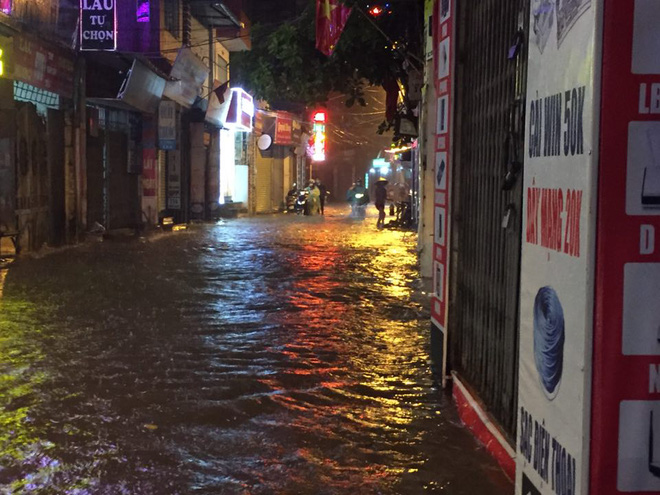 Mưa cực lớn, đường phố Hà Nội ngập úng nghiêm trọng lúc nửa đêm - Ảnh 21.