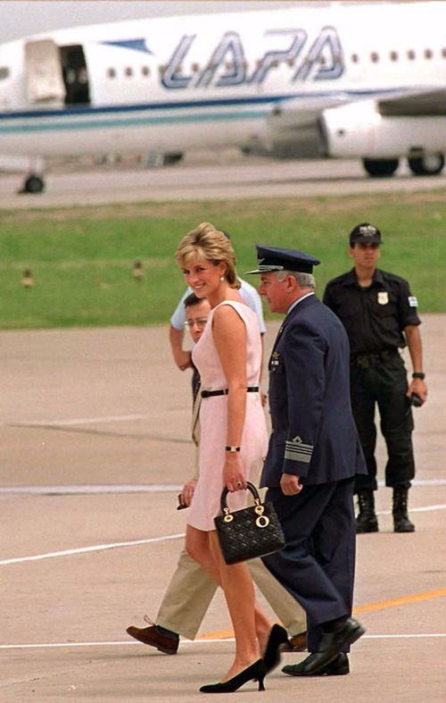 Công nương Diana: fashion icon hoàng gia duy nhất sở hữu đến 2 mẫu túi đình đám được đặt theo tên mình - Ảnh 9.