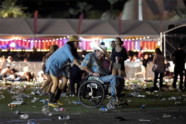 Thương vong vụ thảm sát Las Vegas tăng chóng mặt - Ảnh 9.