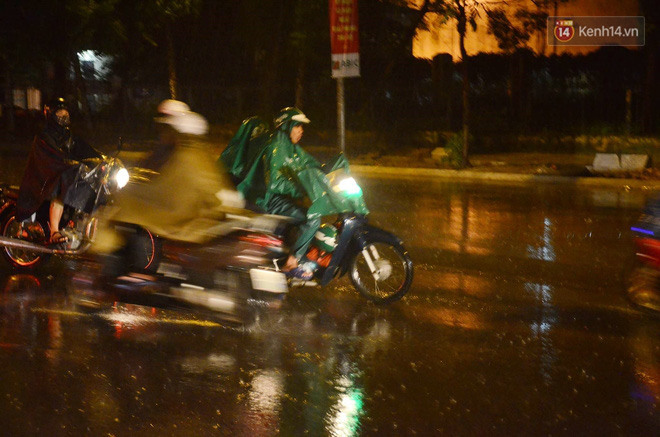 Hà Nội: Tắc đường kinh hoàng giờ tan tầm sau mưa lớn, di chuyển 3km cũng mất tới 1 tiếng đồng hồ! - Ảnh 9. Hà Nội: Tắc đường kinh hoàng giờ tan tầm sau mưa lớn, di chuyển 3km cũng mất tới 1 tiếng đồng hồ! - Ảnh 9.