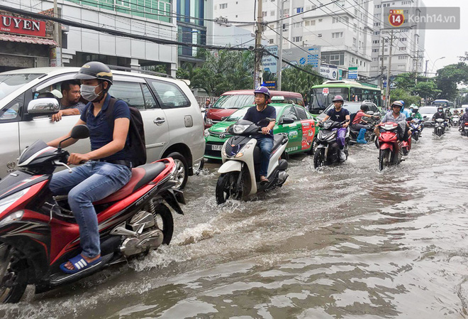 Sài Gòn ngập cả buổi sáng sau trận mưa đêm, nhân viên thoát nước ra đường đẩy xe chết máy giúp người dân - Ảnh 9.