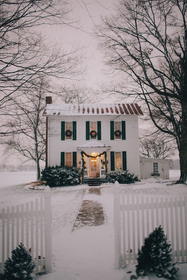 Những ngôi nhà trang hoàng lộng lẫy đón Noel đẹp đến mê mẩn giữa tuyết trắng - Ảnh 9.