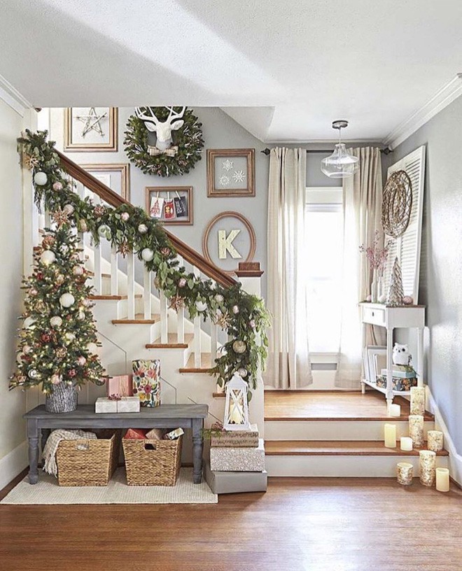 Ý tưởng trang trí cầu thang đơn giản mà lung linh để đón Giáng sinh đang tới gần - Ảnh 9.