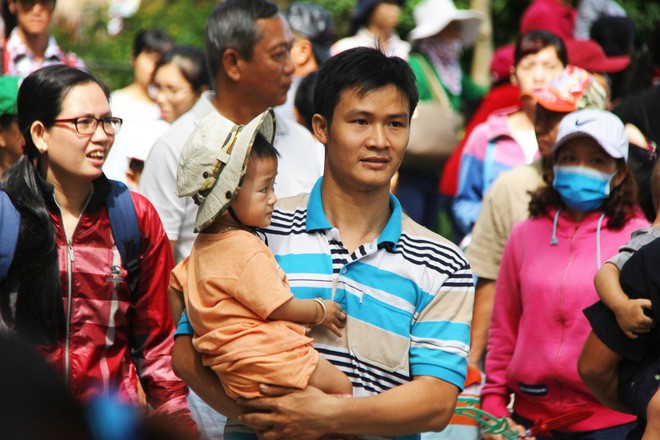 Trời tạnh ráo, nắng ấm người dân Hà Nội, Sài Gòn đổ dồn về khu trung tâm thưởng thức không khí Tết sớm - Ảnh 26.