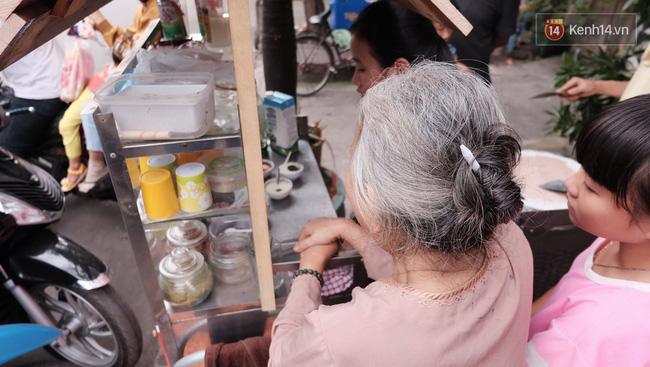Bạn trẻ Sài Gòn rủ nhau ủng hộ cụ bà 70 tuổi bán kem nuôi chồng bệnh và cháu ăn học - Ảnh 10.