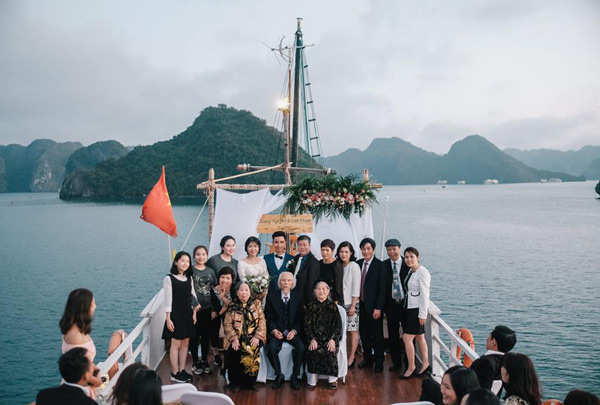 Lễ đính hôn lãng mạn trên du thuyền ở vịnh Hạ Long khiến nhiều người ghen tỵ - Ảnh 10.