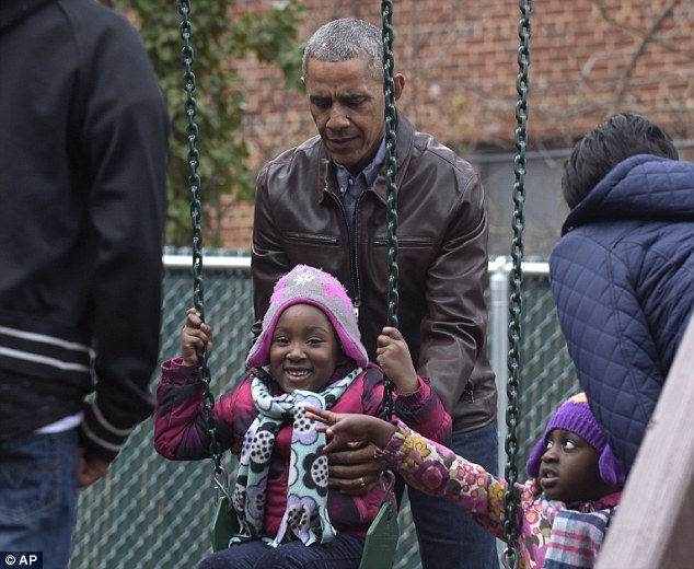 Gửi quà cho cậu út nhà Donald Trump bị từ chối, Tổng thống Obama dành tặng lại cho những người vô gia cư - Ảnh 10.