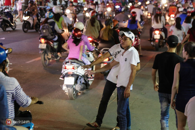 Nhiều nhân viên cửa hàng thời trang ở Sài Gòn cầm bảng giá tràn ra đường chào mời khách dịp cận Tết - Ảnh 10.