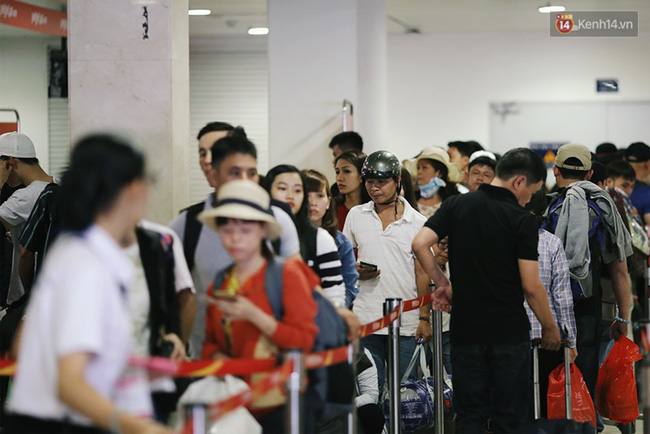 Chùm ảnh: Cận Tết, biển người vật vã hàng tiếng đồng hồ chờ check in ở sân bay Tân Sơn Nhất - Ảnh 10.