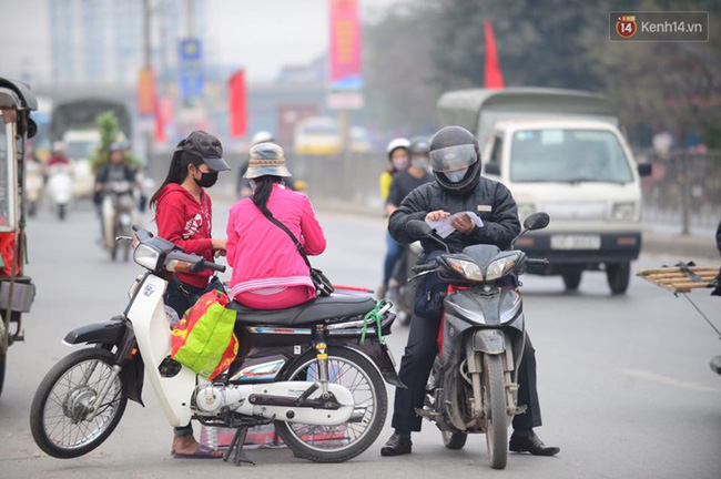 Chùm ảnh: Chiều 28 Tết, người dân lỉnh kỉnh đồ đạc về quê, nhiều tuyến đường ở Hà Nội ùn tắc - Ảnh 10.