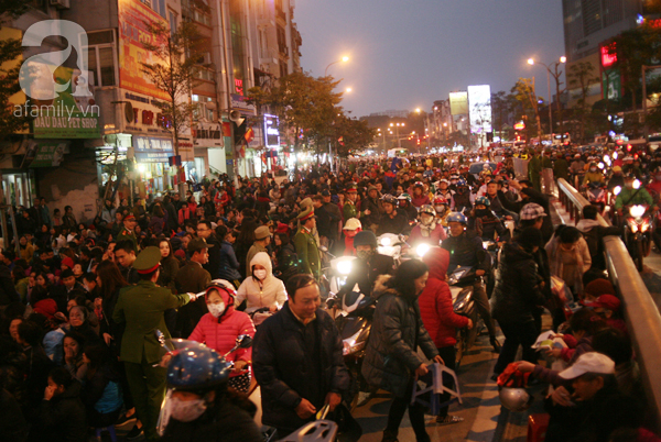 Hà Nội: Hàng vạn người ngồi dưới đường để tham dự lễ Cầu an chùa Phúc Khánh - Ảnh 10.