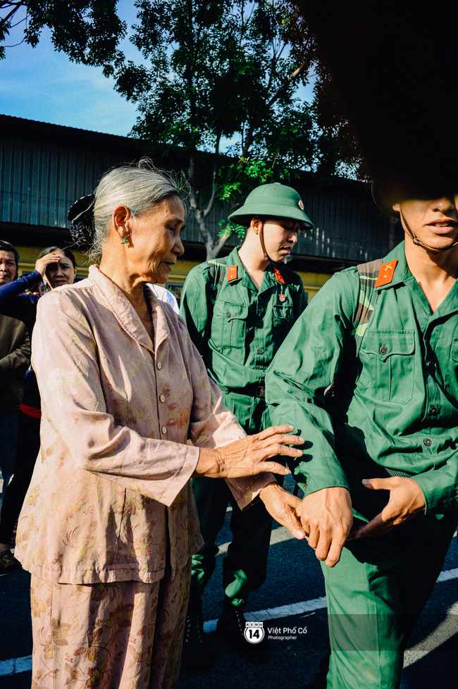 Nước mắt, nụ cười và những khoảnh khắc xúc động ngày tân binh ở Sài Gòn lên đường nhập ngũ - Ảnh 10. Nước mắt, nụ cười và những khoảnh khắc xúc động ngày tân binh ở Sài Gòn lên đường nhập ngũ - Ảnh 10.