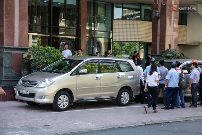 Ô tô Audi của hoa hậu Thu Hoài bị niêm phong đưa về phường do lấn chiếm vỉa hè Sài Gòn - Ảnh 11.