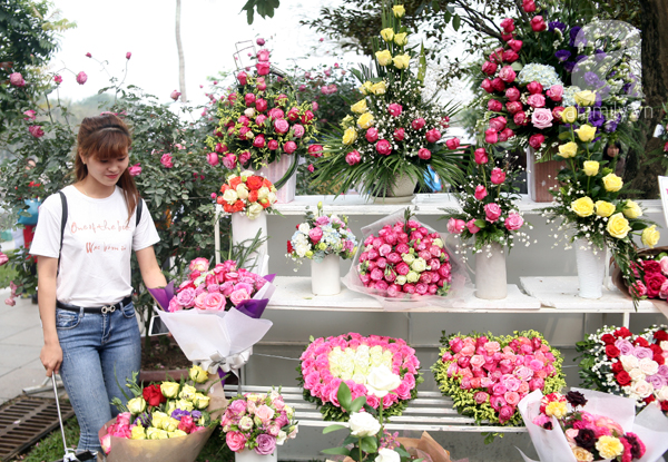 Lễ hội hoa hồng ở Hà Nội: Hàng nghìn người đội nắng xếp hàng vào cửa - Ảnh 25.