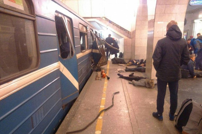 Chùm ảnh: Hiện trường kinh hoàng vụ nổ ga tàu ở Nga khiến ít nhất 10 người thiệt mạng - Ảnh 10.