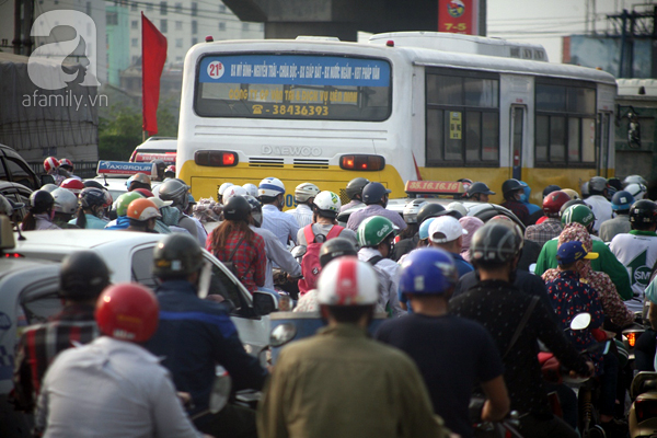 Kết thúc nghỉ lễ, dòng người ồ ạt đổ về thành phố, các cửa ngõ Hà Nội, Sài Gòn ách tắc cục bộ - Ảnh 45.