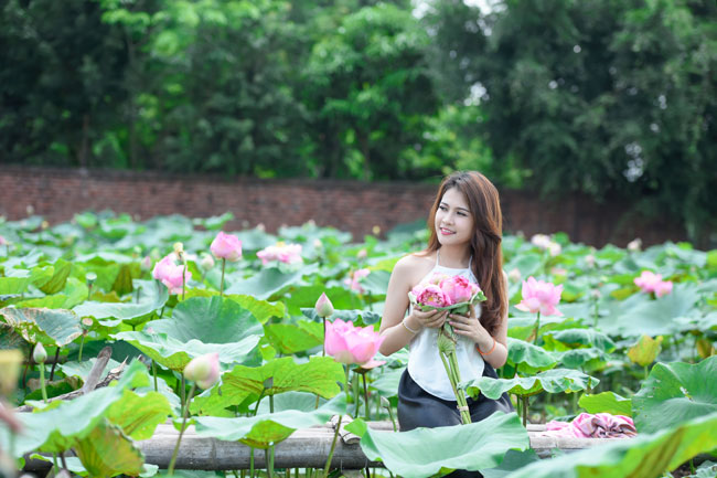 Thiếu nữ L&agrave;o khoe d&aacute;ng ngọc b&ecirc;n sen đầu hạ - Ảnh 10.