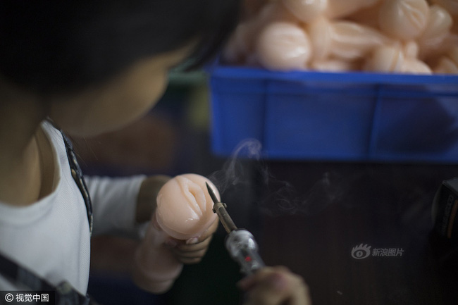 Cuộc sống của nữ công nhân vừa tròn 18 tuổi trong công xưởng sản xuất đồ chơi tình dục ở Trung Quốc - Ảnh 10.