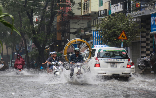 Trẻ em bơi giữa đường phố Sài Gòn sau cơn mưa lớn - Ảnh 10.