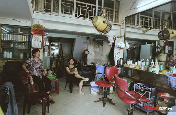 Người phụ nữ dành hơn nửa thế kỷ chỉ để làm đẹp cho người già Hà thành - Ảnh 10. Người phụ nữ dành hơn nửa thế kỷ chỉ để làm đẹp cho người già Hà thành - Ảnh 10.