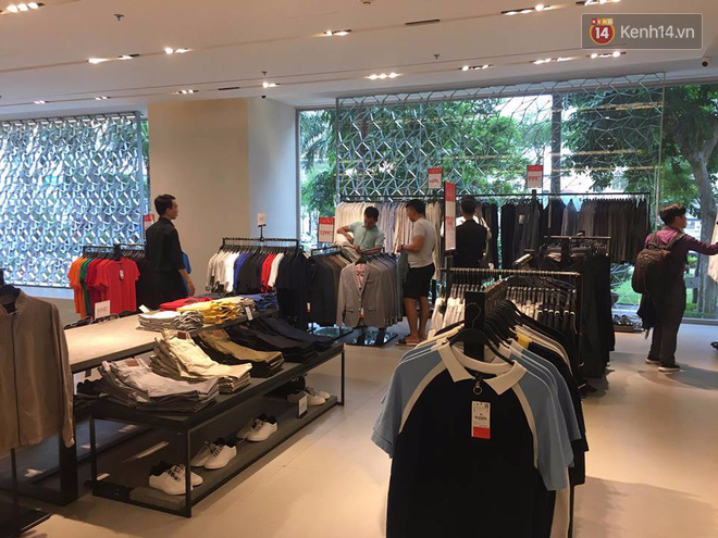 Store Zara ở Sài Gòn chật cứng người mua sắm trong ngày sale đầu tiên - Ảnh 11.