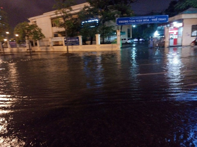 Mưa cực lớn, đường phố Hà Nội ngập úng nghiêm trọng lúc nửa đêm - Ảnh 22.