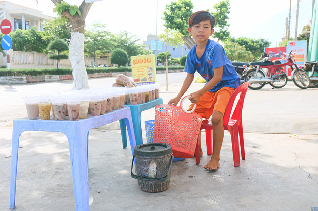 Hè của con nhà nghèo: Bán sen, bán trái cây, bán chè... nhưng vẫn vui biết bao vì giúp được bố mẹ - Ảnh 10.