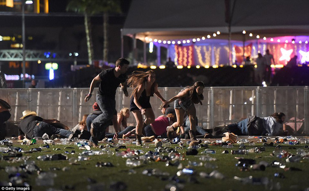 Đám đông la hét, hoảng sợ và giẫm đạp lên nhau trong hiện trường vụ xả súng lễ hội âm nhạc Las Vegas - Ảnh 10.
