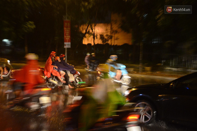 Hà Nội: Tắc đường kinh hoàng giờ tan tầm sau mưa lớn, di chuyển 3km cũng mất tới 1 tiếng đồng hồ! - Ảnh 10.