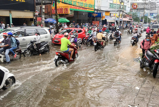 Sài Gòn ngập cả buổi sáng sau trận mưa đêm, nhân viên thoát nước ra đường đẩy xe chết máy giúp người dân - Ảnh 10.