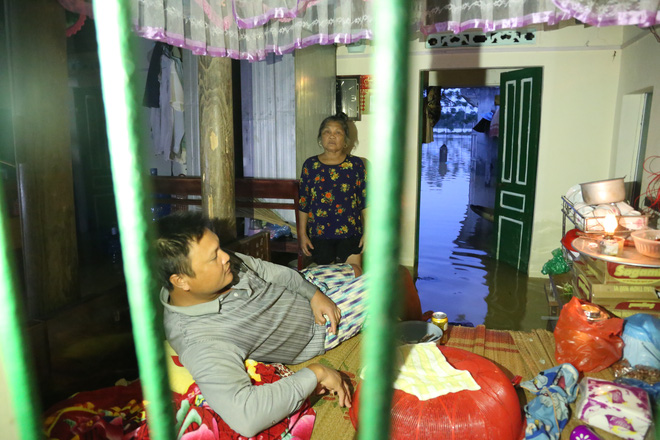 Chùm ảnh: Cuộc sống trên giường, dưới nước của dân vùng lũ ở Hà Nội - Ảnh 10.