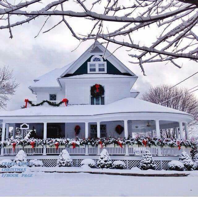 Những ngôi nhà trang hoàng lộng lẫy đón Noel đẹp đến mê mẩn giữa tuyết trắng - Ảnh 10.