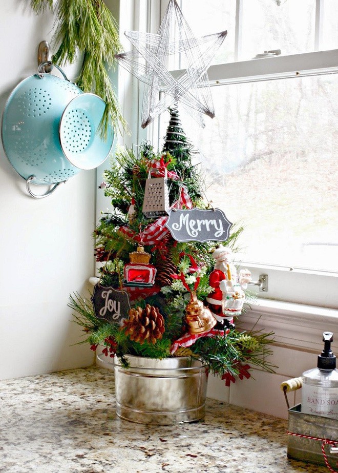 17 ý tưởng trang trí cây thông Noel mini đẹp, độc, lạ dành riêng cho nhà nhỏ  - Ảnh 9.