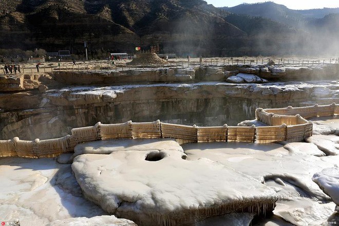 Mùa đông lạnh đóng băng cả quần ở Trung Quốc khiến nhiều người không thể tin nổi - Ảnh 10.