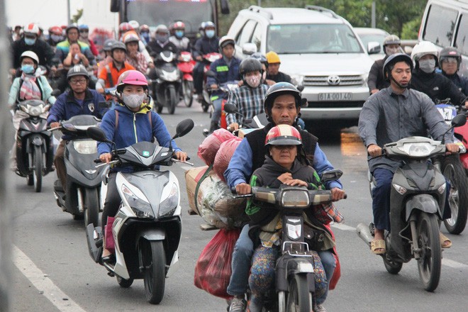 TP.HCM: Học sinh co ro, ngủ gục trên xe bố mẹ đi đến trường dưới thời tiết lạnh nhất năm - Ảnh 10.