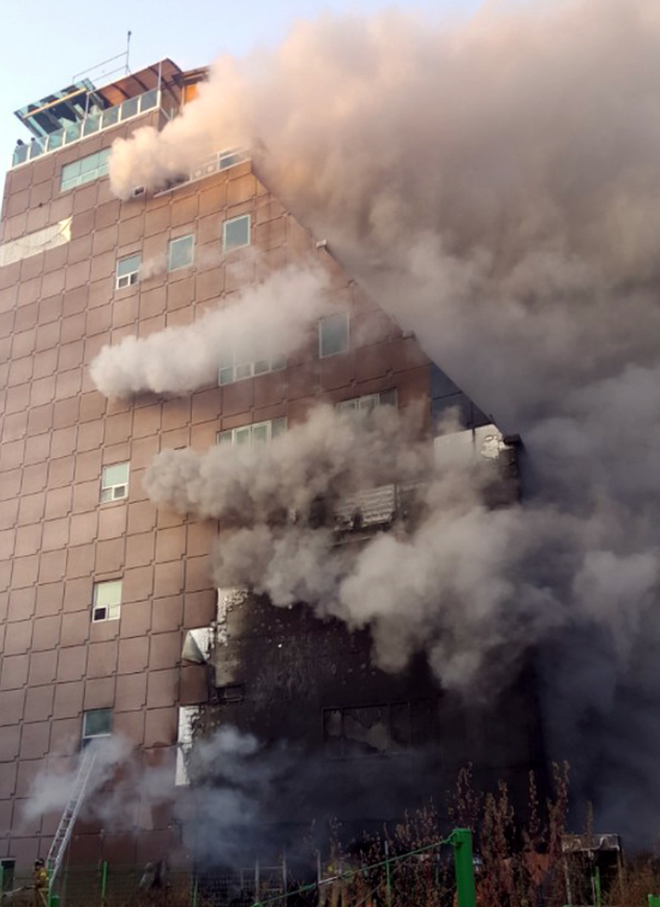 Nhà xe cháy rụi, khung cảnh tan hoang từ vụ cháy lớn nhất lịch sử Hàn Quốc làm 29 người thiệt mạng - Ảnh 10.