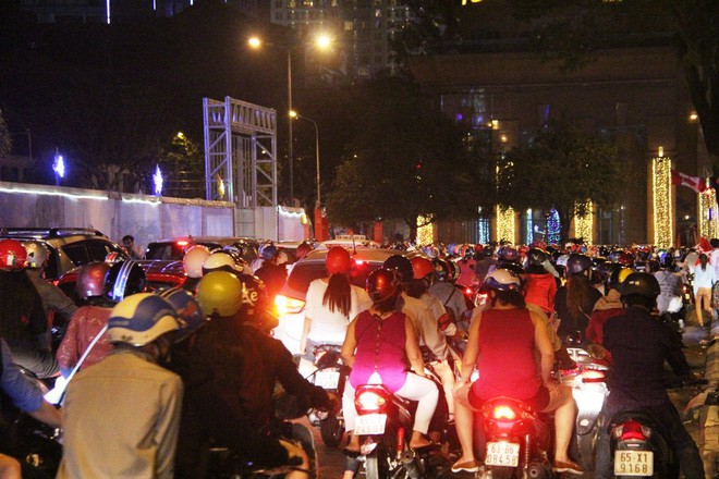 Hàng vạn người xuống phố, hào hứng đón Giáng sinh trong tiết trời đẹp - Ảnh 41. Hàng vạn người xuống phố, hào hứng đón Giáng sinh trong tiết trời đẹp - Ảnh 41.