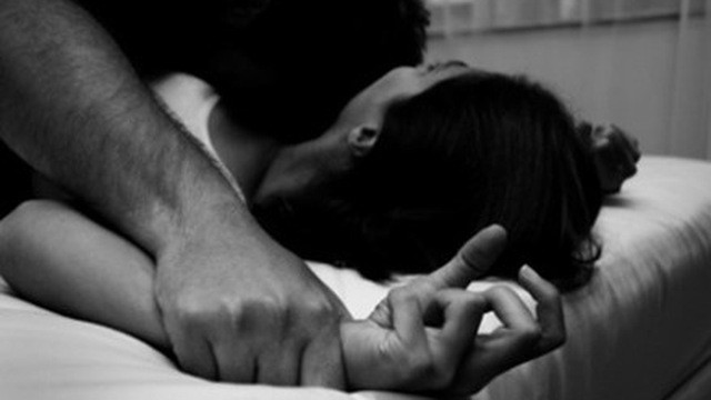 Thiếu nữ 17 tuổi bị khống chế vào nhà nghỉ cưỡng hiếp trong đêm khuya - Ảnh 1.