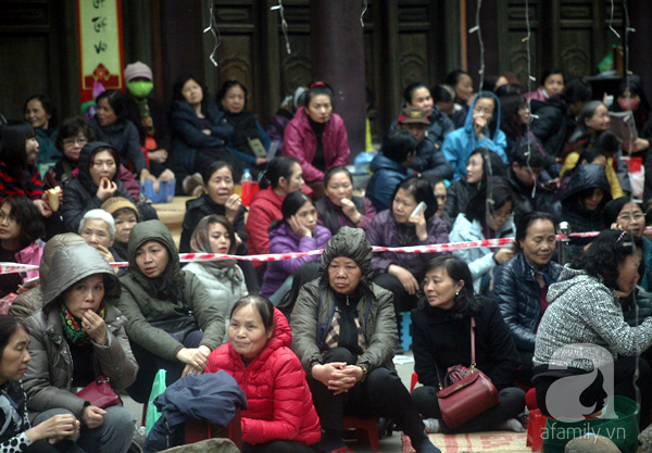 Hà Nội: Hàng vạn người ngồi dưới đường để tham dự lễ Cầu an chùa Phúc Khánh - Ảnh 24.