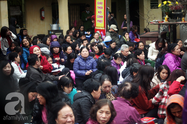 Hà Nội: Hàng vạn người ngồi dưới đường để tham dự lễ Cầu an chùa Phúc Khánh - Ảnh 25.