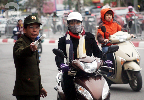 Hà Nội: Hàng vạn người ngồi dưới đường để tham dự lễ Cầu an chùa Phúc Khánh - Ảnh 19.