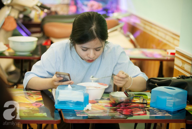 Đầu hè nóng nực, rủ nhau đi giải nhiệt ở nơi lưu giữ bí quyết 10 năm của chè Thanh phố Vĩnh Hồ - Ảnh 1. Đầu hè nóng nực, rủ nhau đi giải nhiệt ở nơi lưu giữ bí quyết 10 năm của chè Thanh phố Vĩnh Hồ - Ảnh 1.