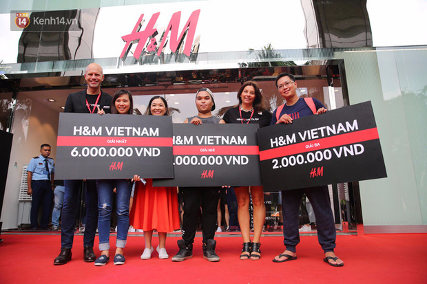 H&M Việt Nam đã chính thức mở cửa: Đông tới nỗi bên ngoài kẹt cứng, bên trong loạn lạc - Ảnh 12.